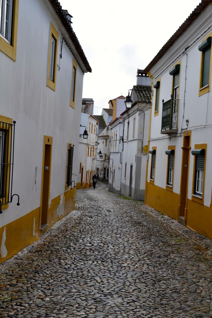 Typisch für das Alentejo-Städtchen Évora: Weiße Häuser mit gelb bemalten Fenster- und Tür-Rahmen