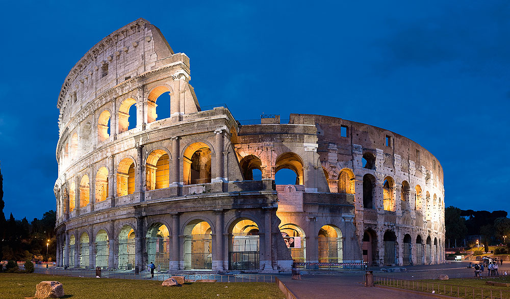 Rom: Blick auf das beleuchtete Kolosseum in der Dämmerung