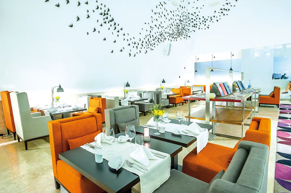 Modernes Interieur zwischen alten Gemäuern: das Restaurant der Pousada de Cascais