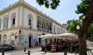 Blick auf ein Café und das Straßenleben in Funchal, der Hauptstadt Madeiras.