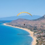 Paragliding über dem Strand von Porto Santo