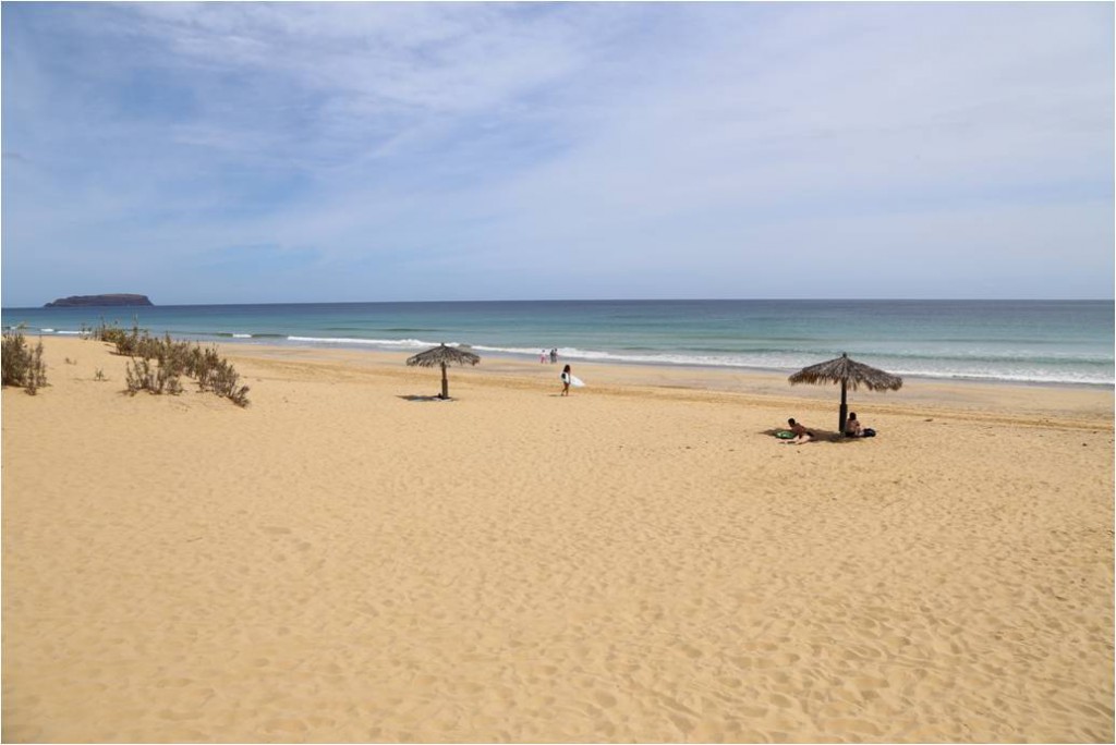 Der Sandstrand von Porto Santo, Blick auf das Meer, Urlauber unter Sonnenschirmen