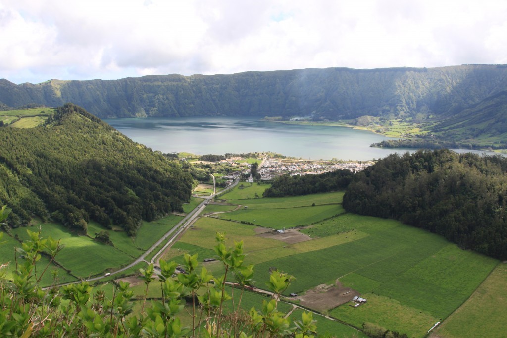 Blick auf den Kratersee und Sete Cidades