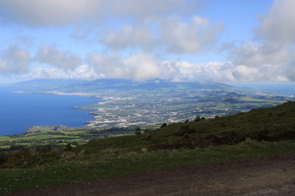 Blick von Kraterrand auf die Insel São Miguel