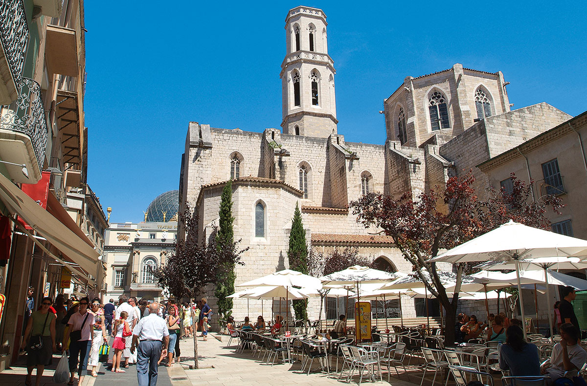 Plaza de la Iglesia in Figueres