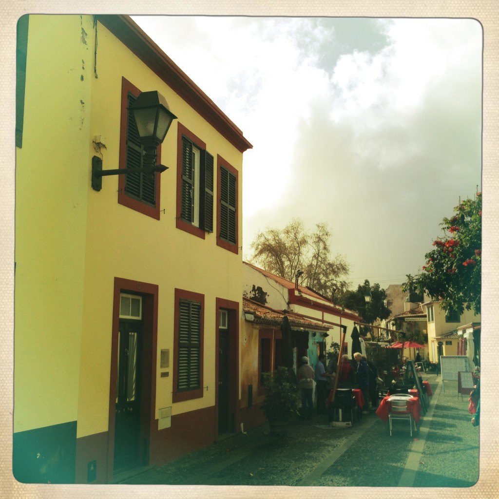 Kleine Gassen mit Restaurants in Funchal