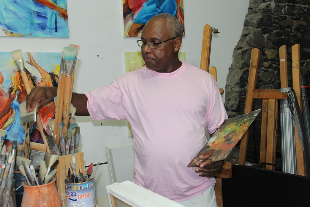 Künstler Kiki Lama bei der Arbeit in seinem Atelier in Mindelo, Kapverden