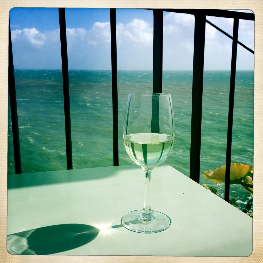 Terrasse mit Weinglas Restaurant Riso Funchal Madeira