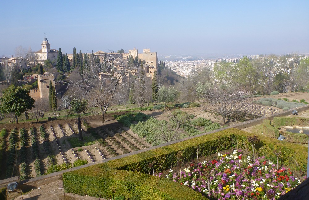 Ausblick aus den Generalife Gärten auf die Alhambra und Granada