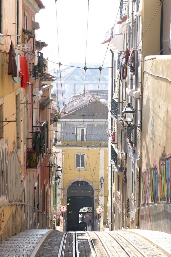 Hügeliges Lissabon... dies ist die Route des Ascensor da Bica