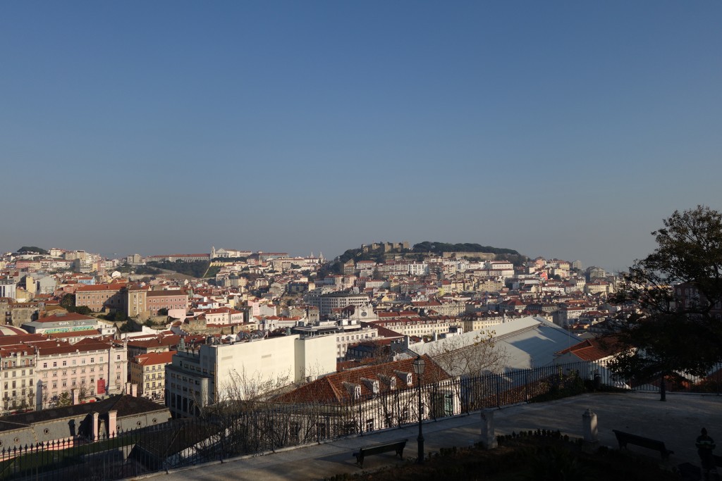 Blick auf die Burg (Miradouro S.Pedro d.A.)