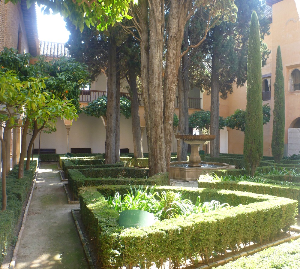 Schön gepflegter Innenhof in der Alhambra