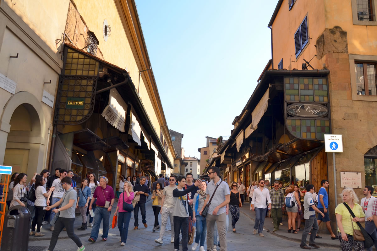 Vor lauter Geschäften und Menschen ist kaum Brücke zu sehen: Ponte Vecchio in Florenz
