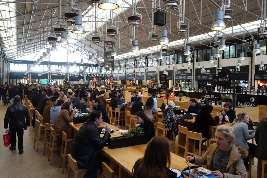 Tolles Nebeneinander von Tradition und Moderne: die Markthalle Time Out Mercado da Ribeira