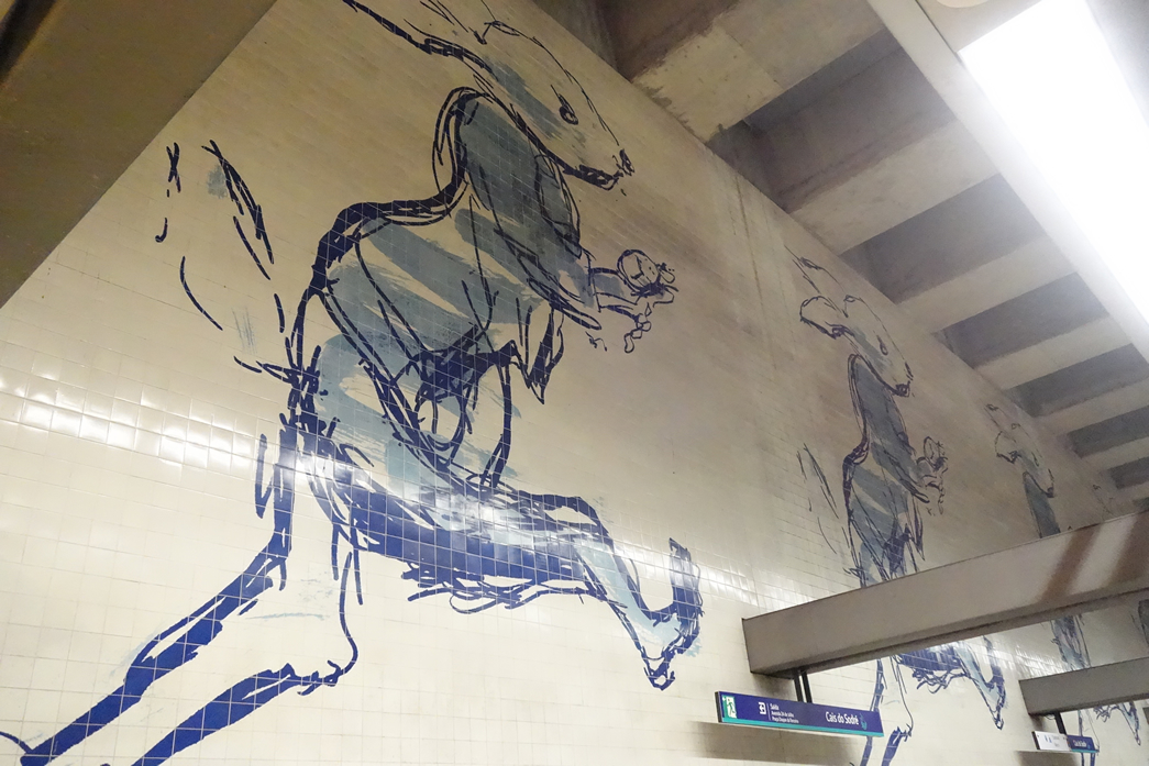 Kunstvolle Hasen an der Metrostation Cais do Sodré in Lissabon