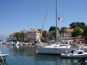 Hafen des Fischerörtchens Milna auf Brač