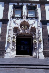 Eingang der Kirche im barocken Stil
