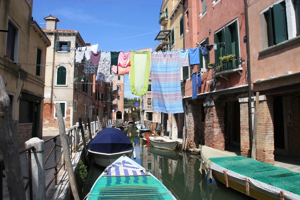 Venedig Urlaub : Kanal Gasse Wäsche