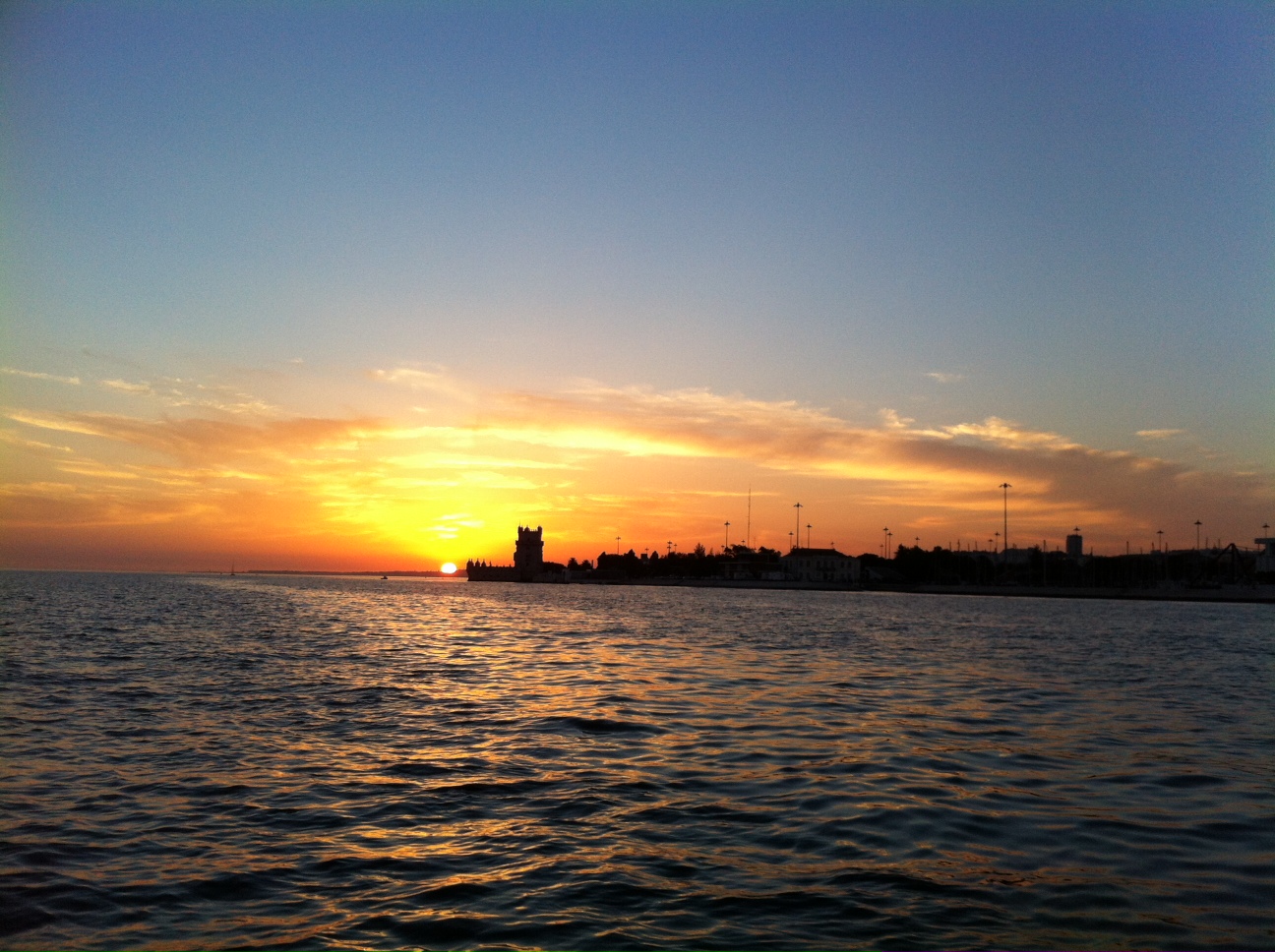 Sonnenuntergang vom Meer vor Lissabon aus