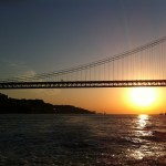 Dämmerung hinter der Tejo-Brücke in Lissabon