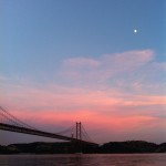 Blick auf die Tejo-Brücke im Sonnenuntergang vom Wasser aus