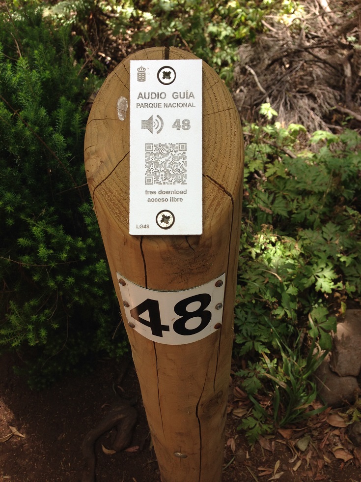 Audio-Guide-System für Wanderer auf Holzpfahl, La Gomera