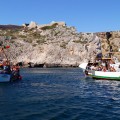 Boote der Seeprozession in Sagres vor der Küste