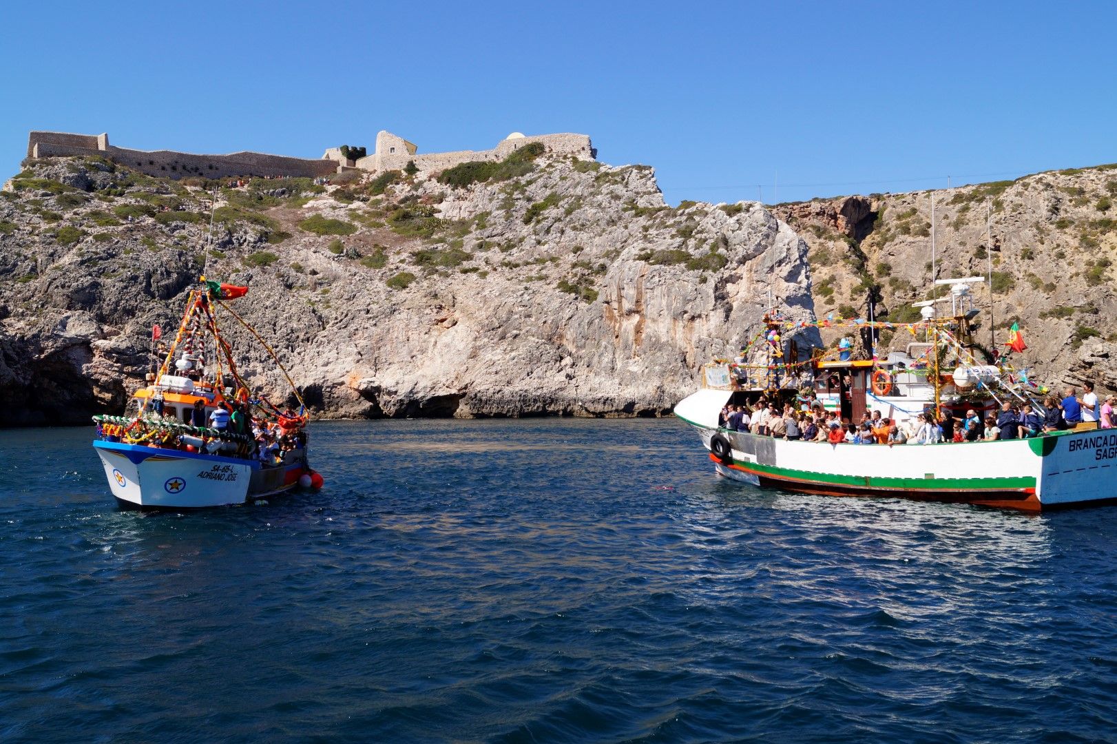 Boote der Seeprozession in Sagres vor der Küste