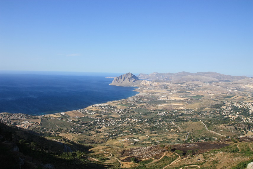 Blick vom Castello di Venere auf Erice und das Meer vor Sizilien