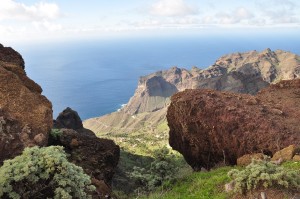 Blick durch Felsen auf das Meer vor La Gomera