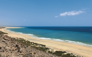 Panorama langer Sandstrand und Meer auf Fuerteventura