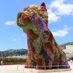 bunten Blumen bepflanzte Stahlkonstruktion eines Hundewelpen Bilbao