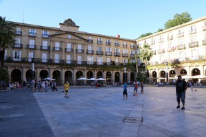 Plaza Nueva mit spielenden Kindern, Bilbao, Spanien