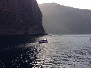 Kleines Boot vor der Steilklippe bei der Hafenausfahrt von Vueltas