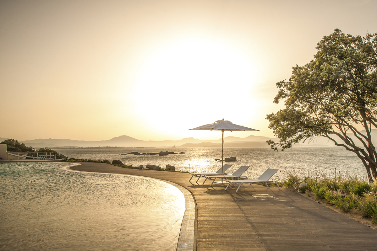 Pool und Meer im Sonnenuntergang auf Sardinien