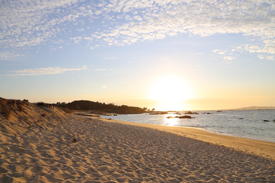 Sonnenuntergang am Strand in Galicien