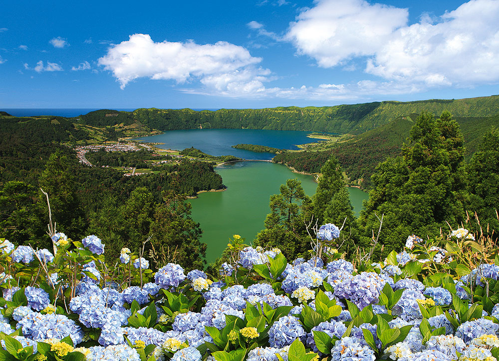 Sete Cidades auf den Azoren Blumen und See