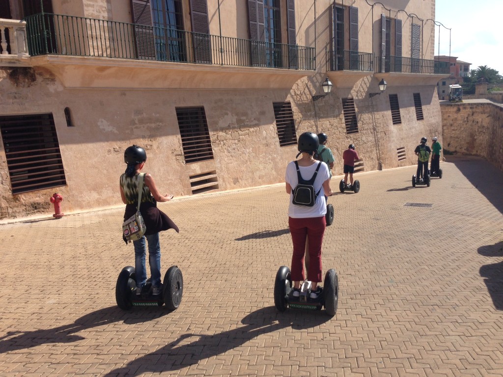 Segway-Fahrer in der Altstadt von Palma