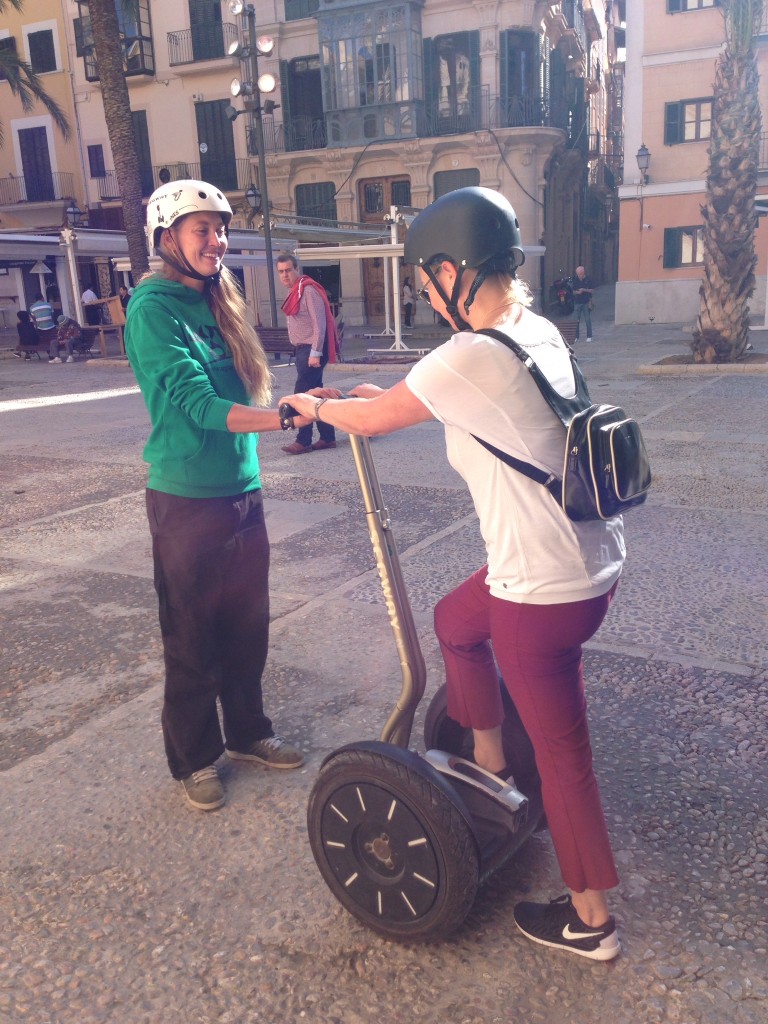 Segway-Coach hilft beim Aufsteigen in Palma