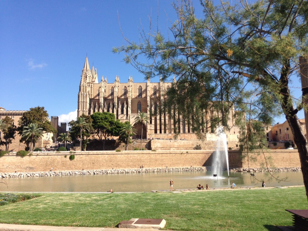 Kathedrale von Palma de Mallorca mit Brunnen