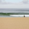 Surfer Strand und Wellen an Portugals Westküste