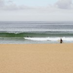 Surfer Strand und Wellen an Portugals Westküste