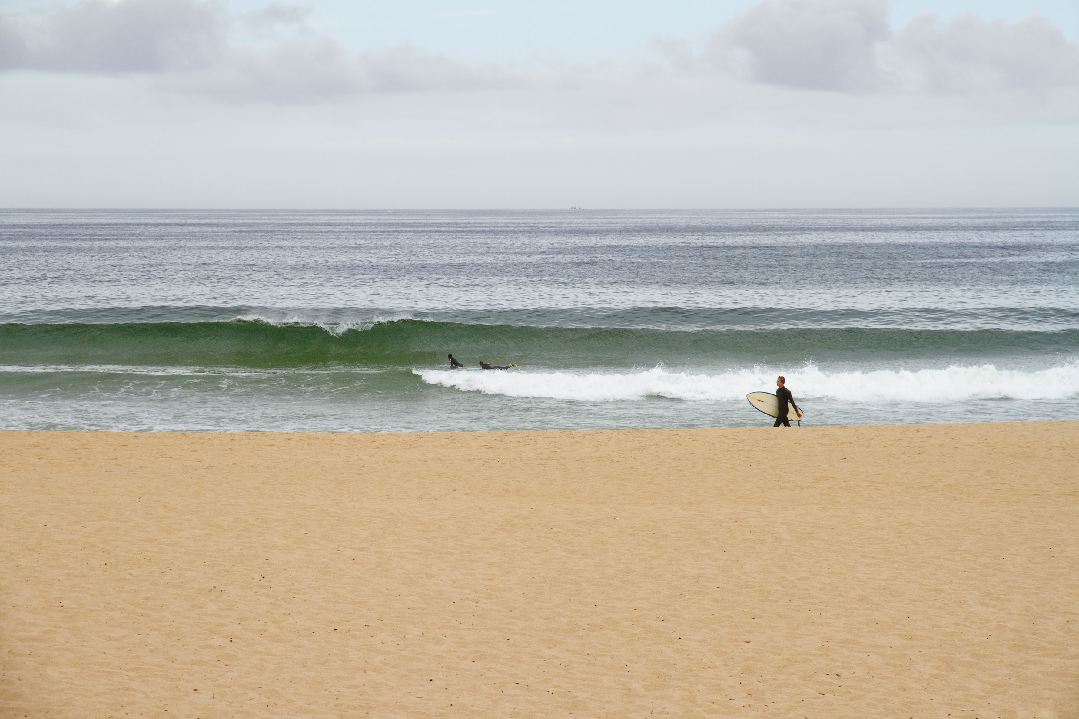 Surfer Strand und Wellen an Portugals Westküste