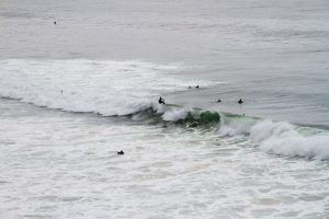 Surfer in den Wellen in Westportugal