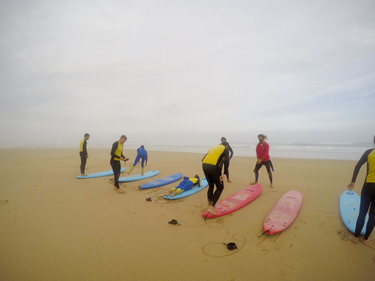 Übungen am Strand im Surfkurs Portugal