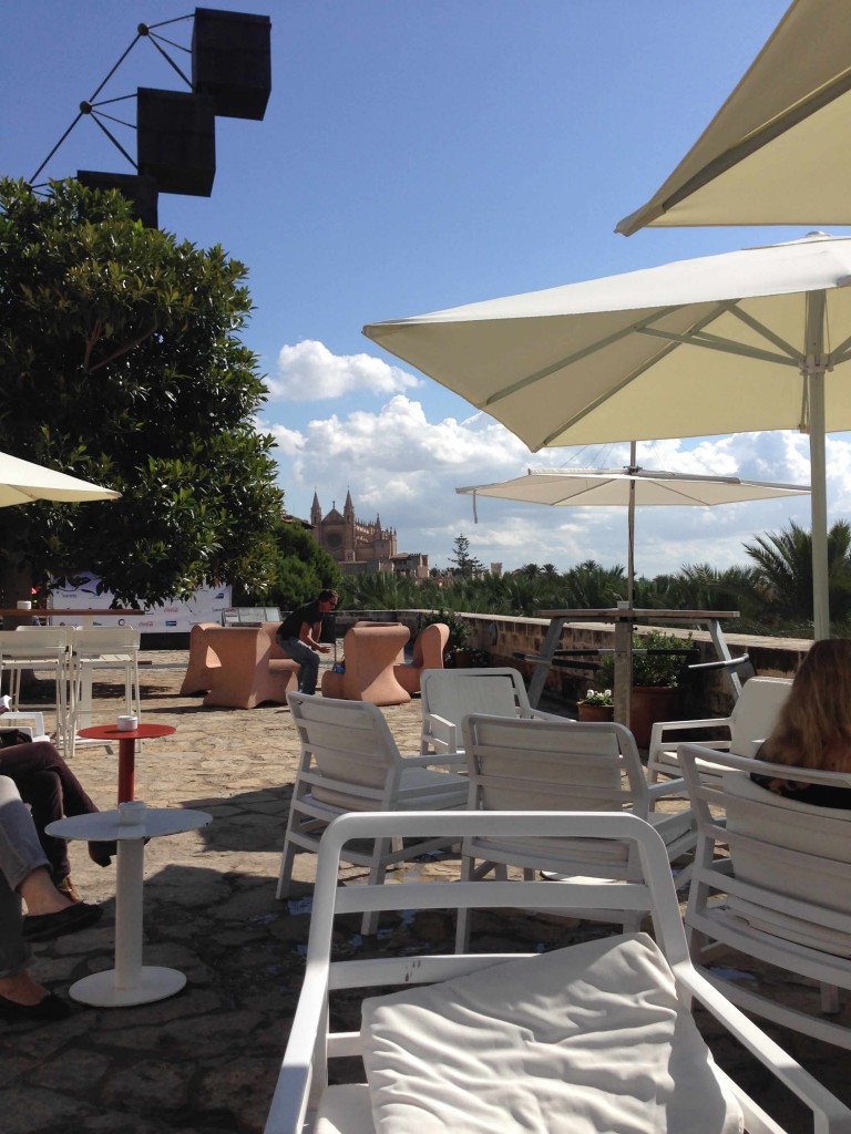 Sessel und Sonnenschirme Cafeterrasse Museum EsBaluard