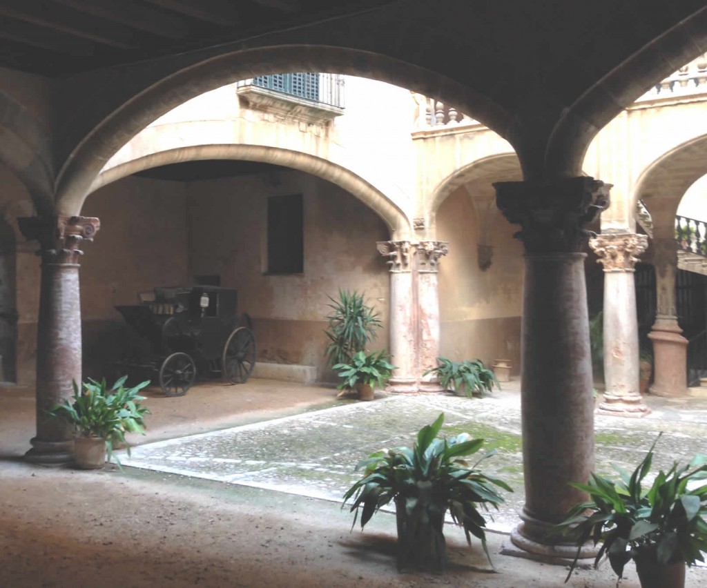 Alte Kutsche im Innenhof in Palmas Altstadt