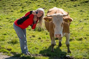 Frau Selfie mit Kuh
