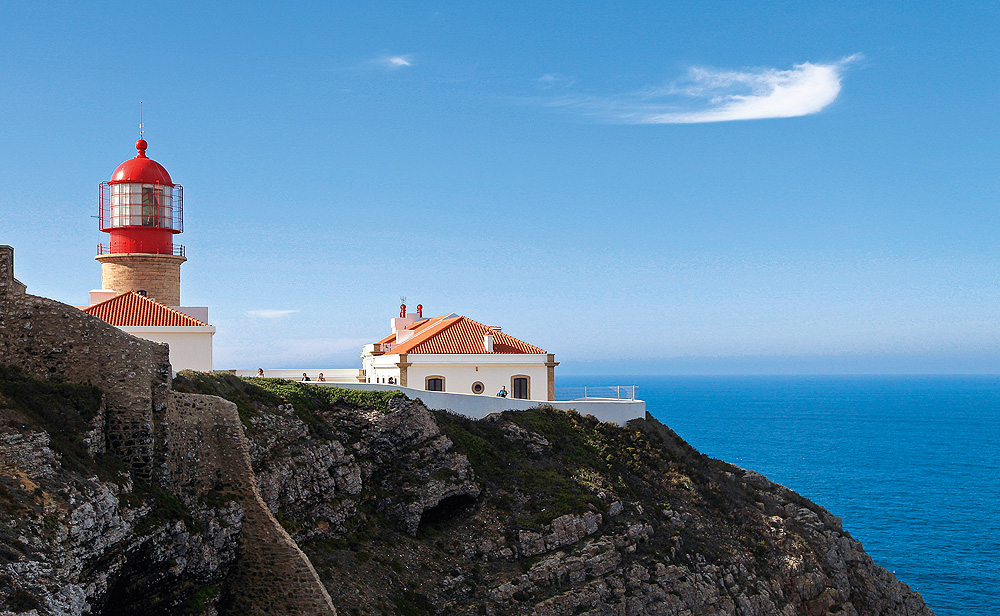 Portugal Algarve Sagres Leuchtturm auf Klippe