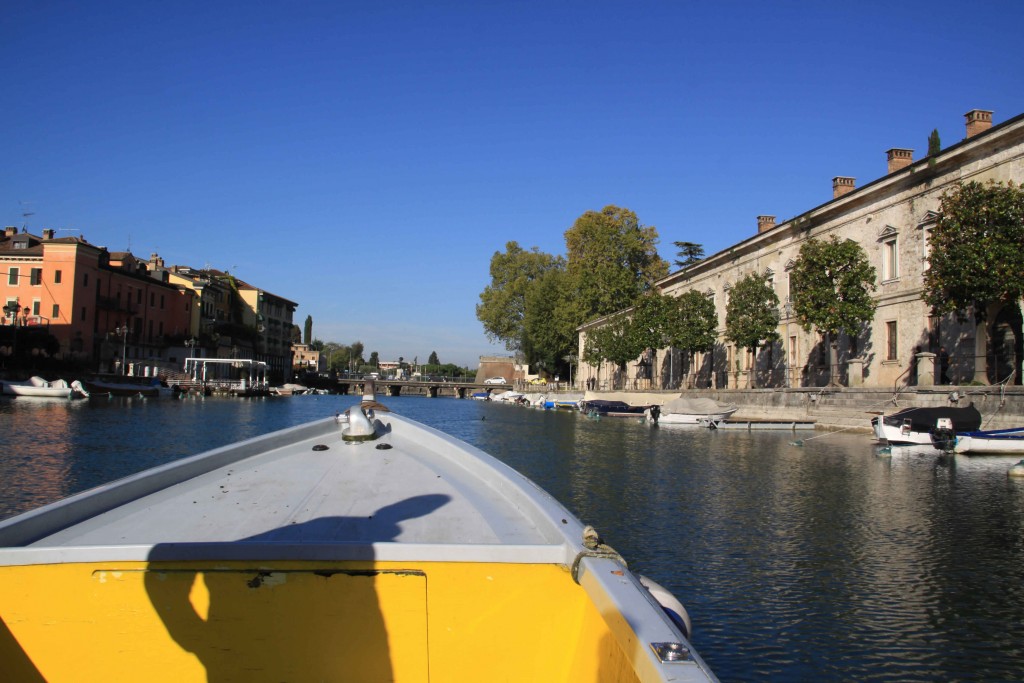 Mit dem Boot über den Fluss und durch die Stadt Peschiera